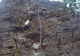 Anclajes en la pared de la vía ferrata El Rayo-El Tranco.