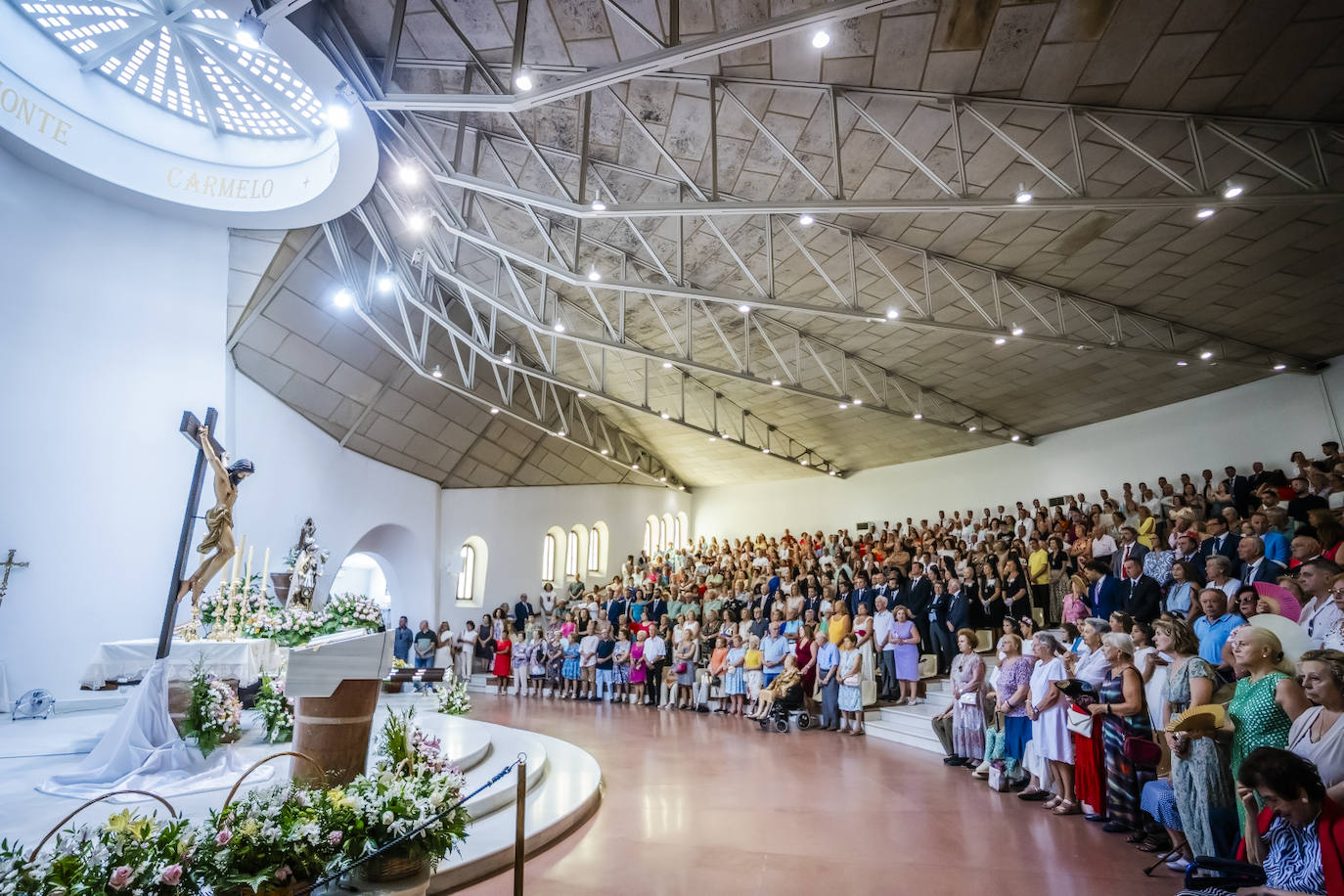 Una marea de fervor envuelve la procesión de la Virgen del Carmen