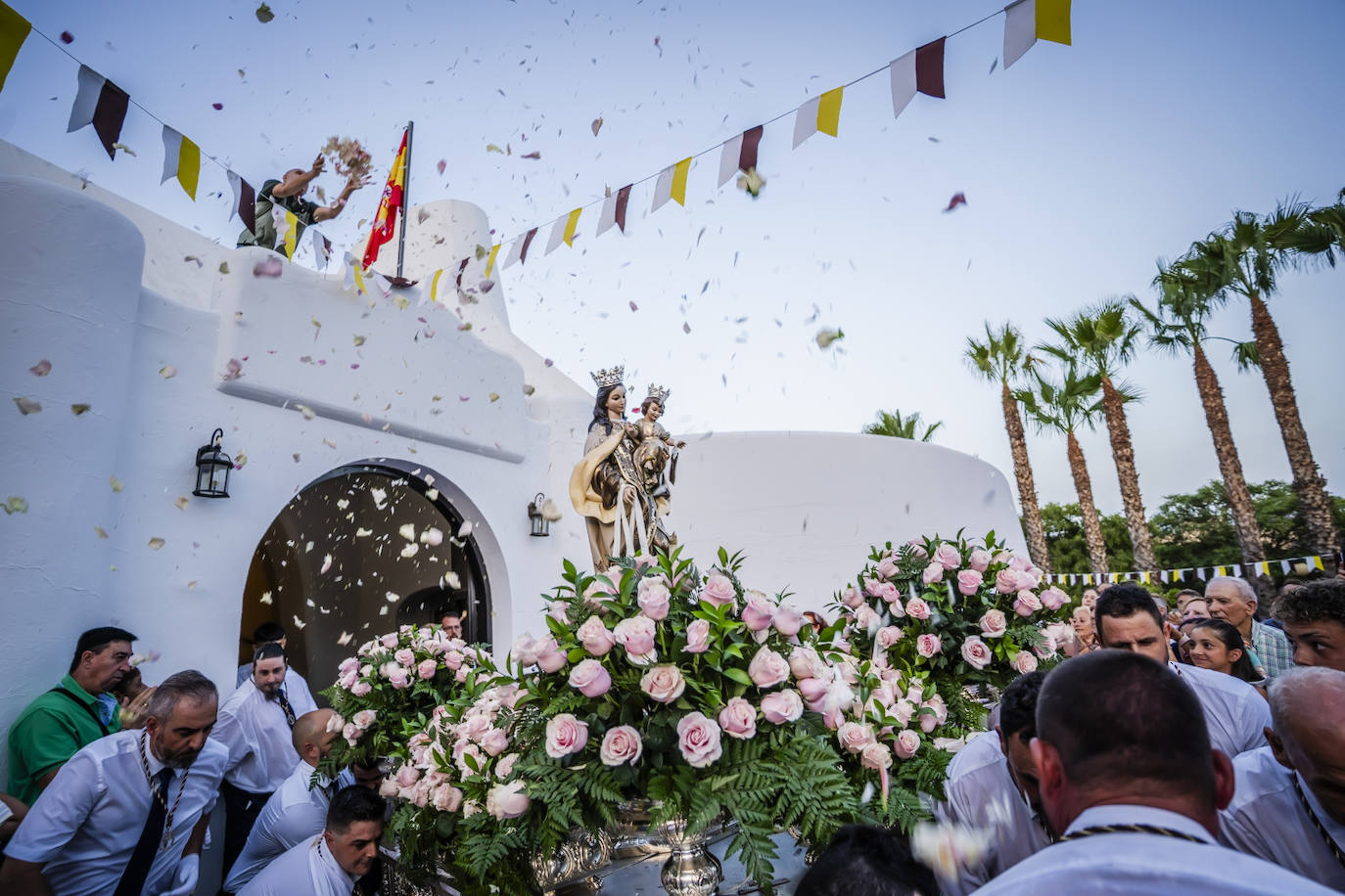 Una marea de fervor envuelve la procesión de la Virgen del Carmen
