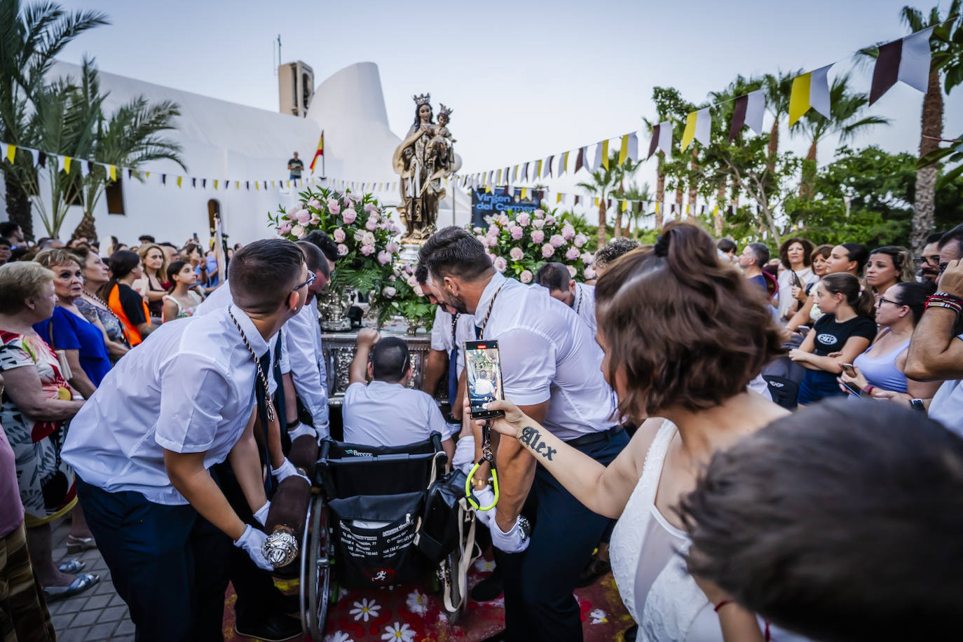 Una marea de fervor envuelve la procesión de la Virgen del Carmen