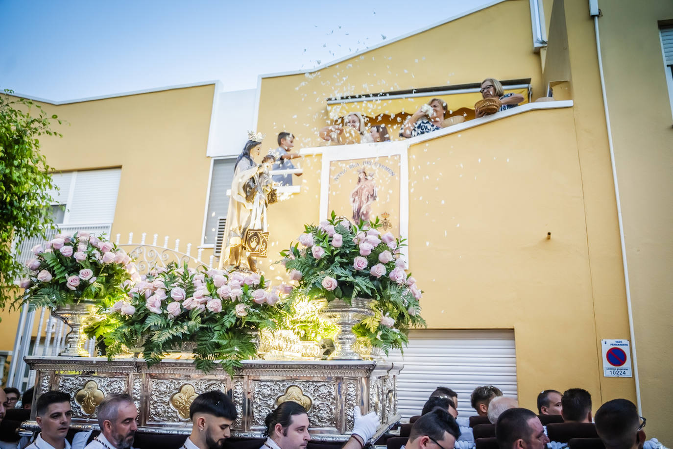 Una marea de fervor envuelve la procesión de la Virgen del Carmen