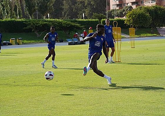 El Bilal Touré remata con la izquierda en la sesión matinal de este lunes.
