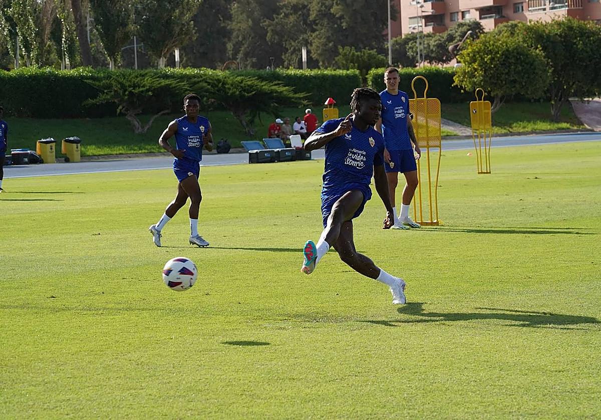 El Bilal Touré remata con la izquierda en la sesión matinal de este lunes.