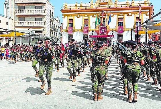 Los soldados desfilan en la plaza de la Constitución de Bailén.