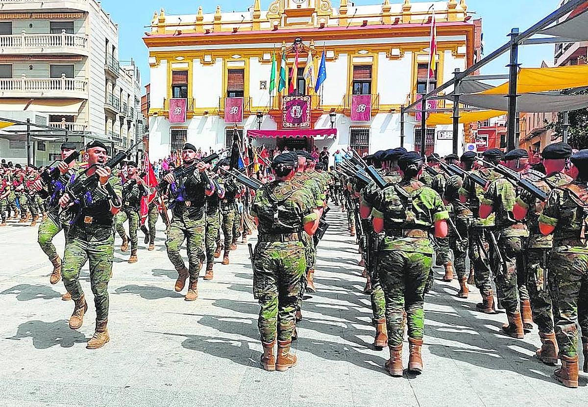 Los soldados desfilan en la plaza de la Constitución de Bailén.