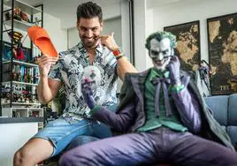 El dibujante Jorge Jiménez sujeta su chancla mientras imita la pose de la figura del Joker que él mismo diseñó.