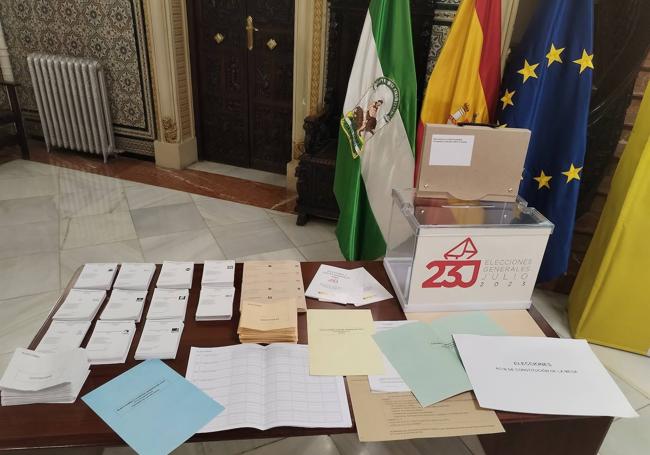 Mesa electoral con todas las papeletas para el 23J