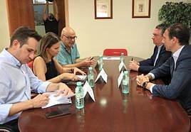 Representantes del PSOE y de la CEJ durante la reunión.