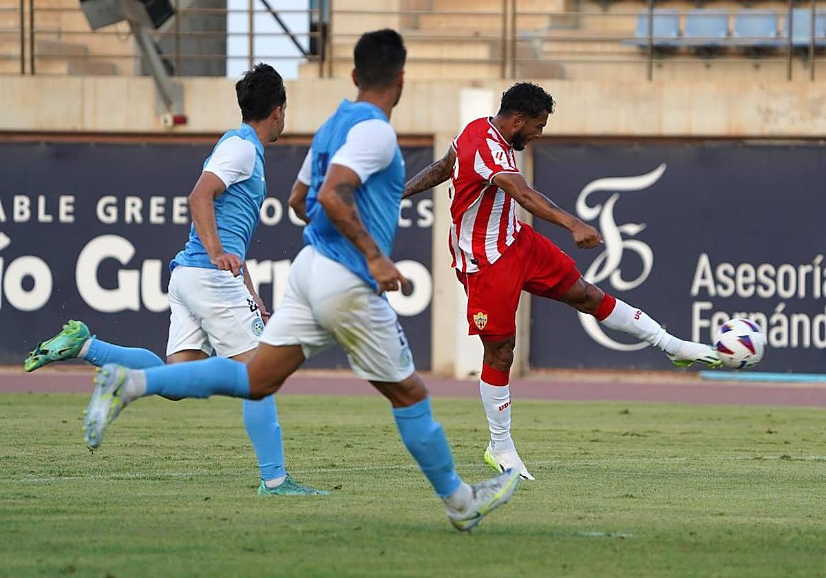 Luis Suárez remata con la zurda para anotar uno de sus dos goles ante el Poli El Ejido.