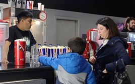 Una familia adquiere palomitas en el cine.