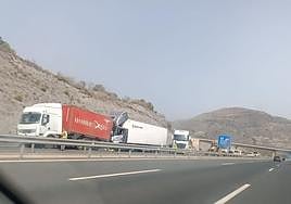 Lugar del accidente entre dos camiones en Motril.