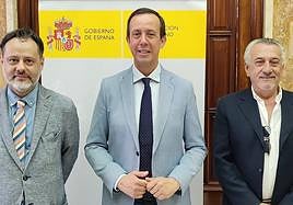 El subdelegado del Gobierno, José María Martín junto a Felipe Peregrín y Blas Javier López.