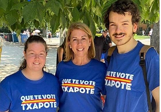 Miembros de Nuevas Generaciones del PP, con camisetas con el lema.