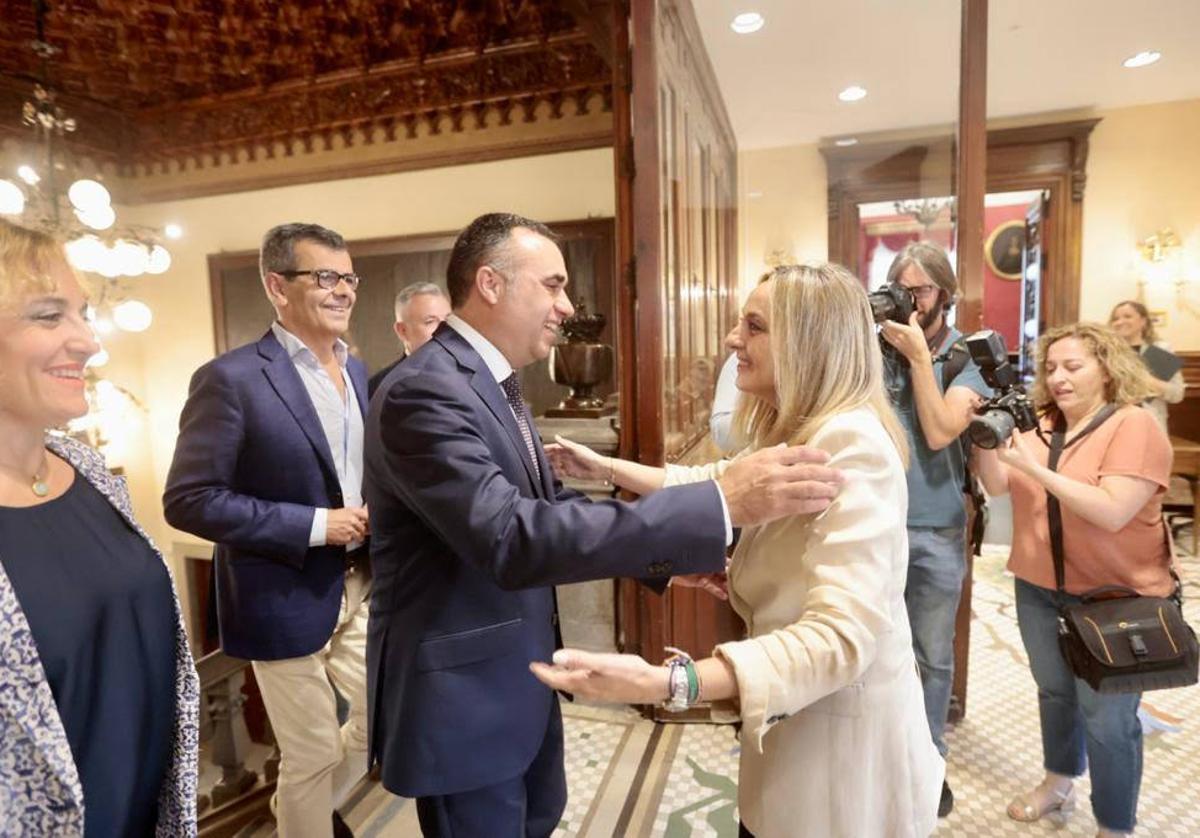 Francisco Rodríguez y Marifrán Carazo se saludan en el Ayuntamiento.