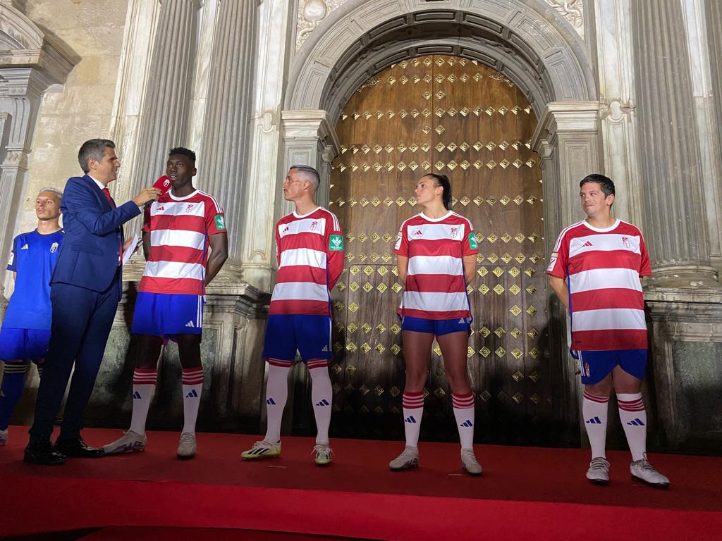 Las nuevas equipaciones del Granada, al detalle