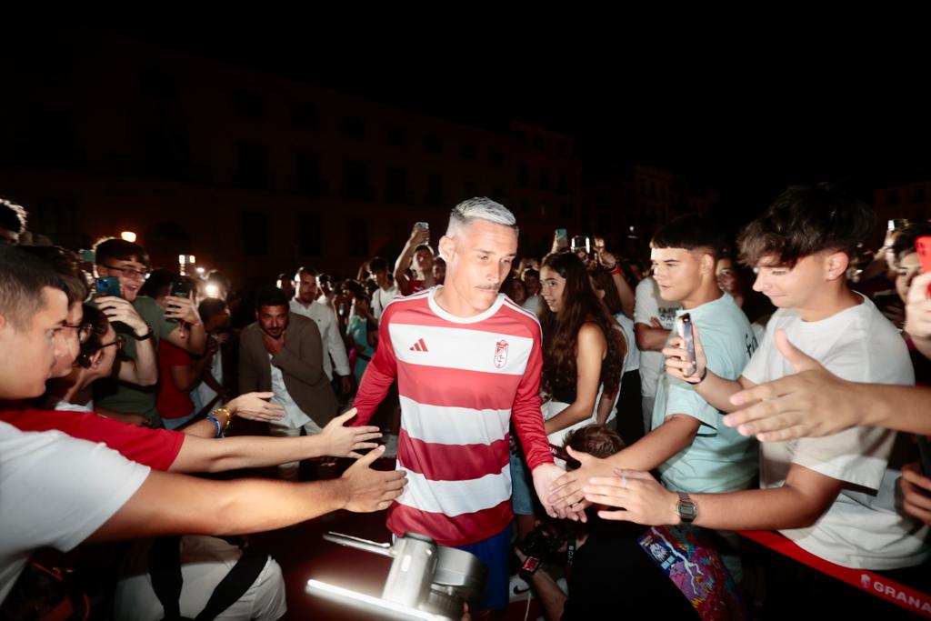 Las nuevas equipaciones del Granada, al detalle