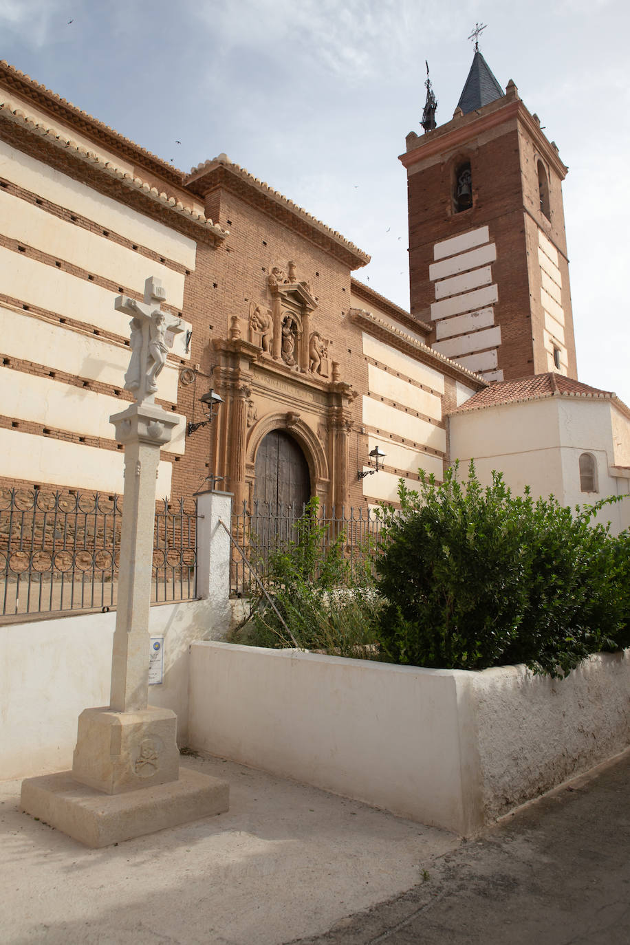 Imagen secundaria 2 - Arriba, ensayo en la casa de la cultura. Abajo, reunión delante del estanco e iglesia con el crucero peregrino en primer plano. 