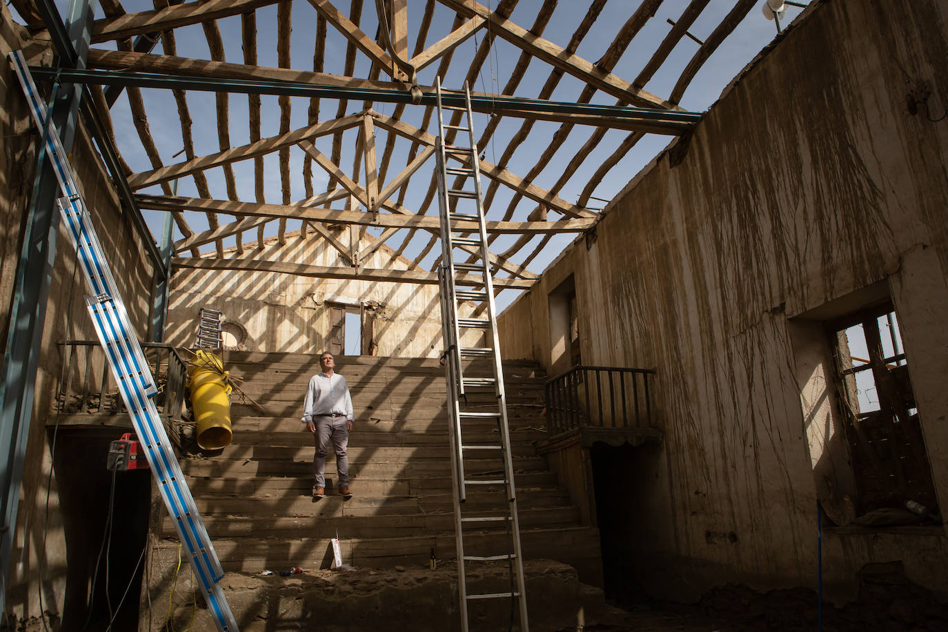 Trabajos de recuperación del viejo cine, cerrado desde hace más de sesenta años.