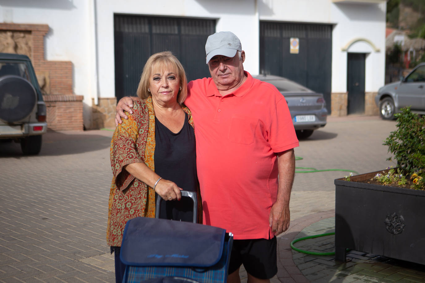 Paqui y Juan camino de la fuente Terrones a recoger agua.