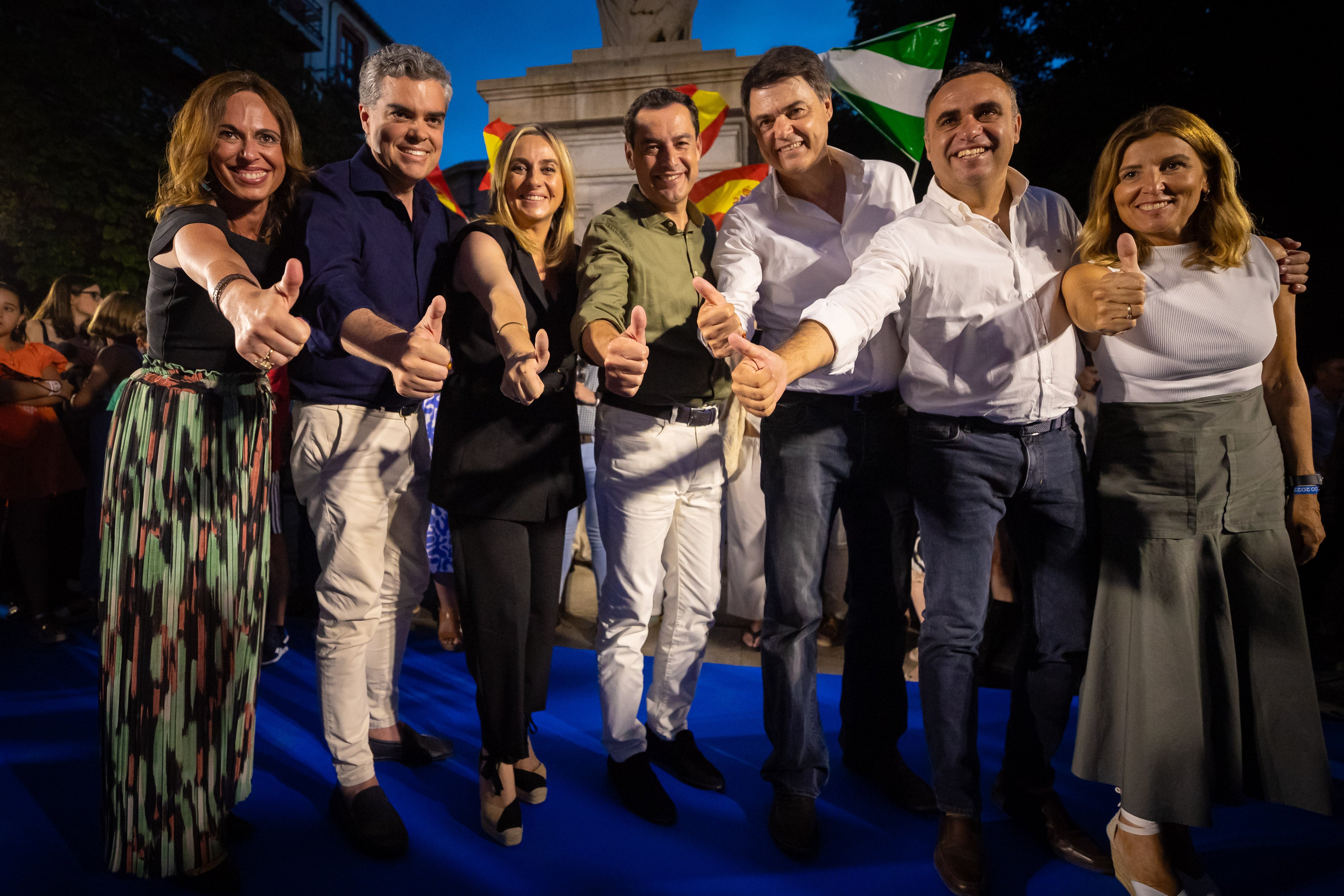 Juanma Moreno (en el centro) cierra la campaña del PP en Granada junto a otras figuras destacadas del partido a nivel local.