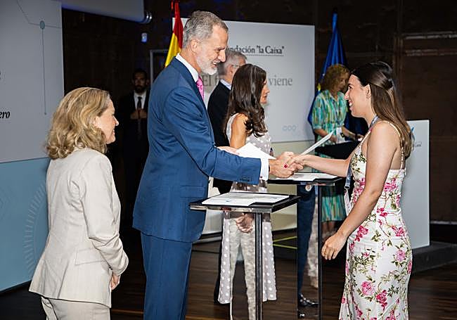 Virginia recibió la beca de la Fundación la Caixa de mano de los Reyes.