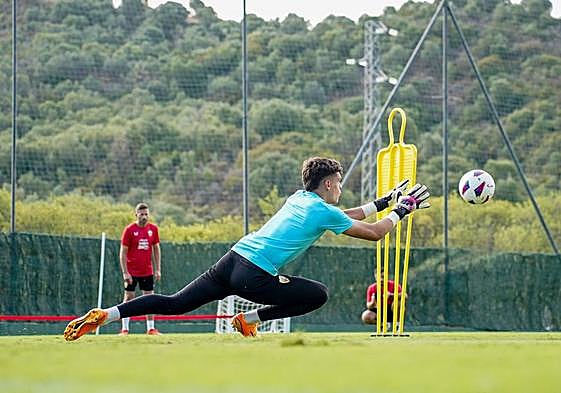 Bruno Iribarne atrapa un balón en un ejercicio con Ricardo Molina.