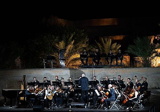 La Orquesta Ciudad de Almería toca en Rodalquilar.