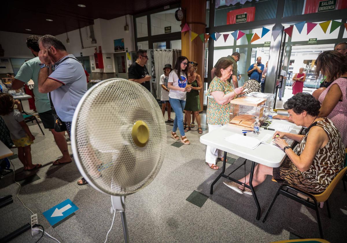 Un ventilador refresca una de las mesas del colegio Virgen de Gracia, este domingo por la mañana