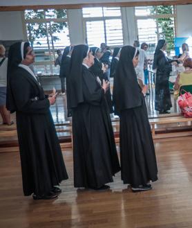 Imagen secundaria 2 - Los de la boda, Francisco y Carmen, y un grupo de monjas, en el colegio José Hurtado. 