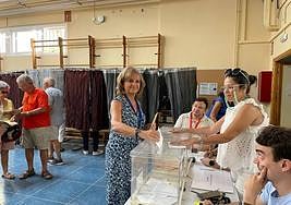 María Luisa del Moral, candidata del PP al Congreso por Jaén, deposita su voto.