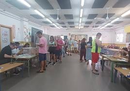 Votantes en un colegio electoral de la capital.