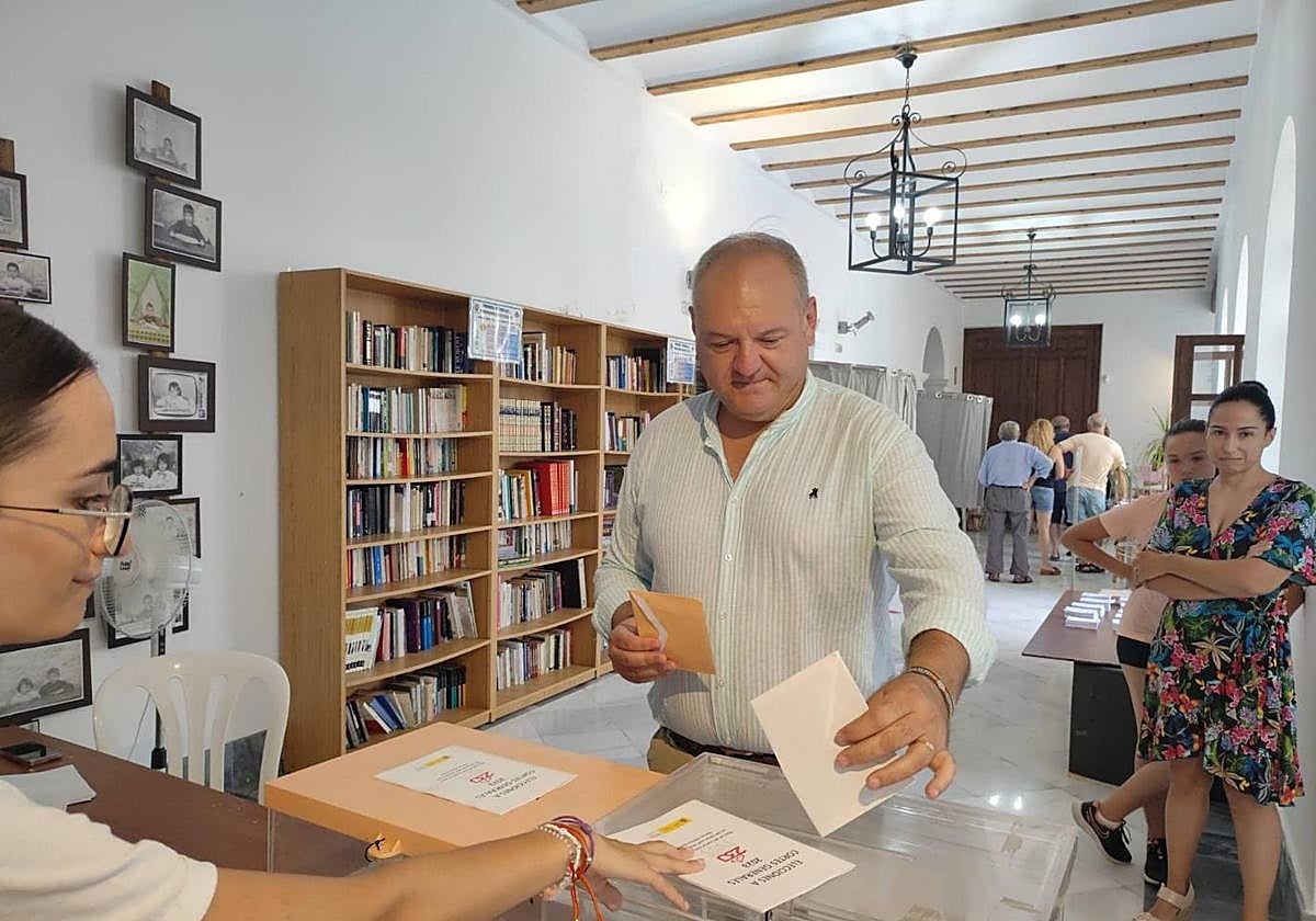 El alcalde de Cuevas, Antonio Fernández (PSOE), ayer votando.