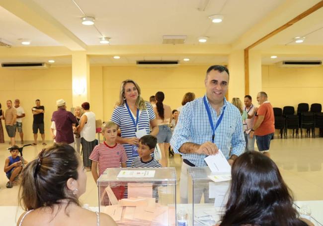 El popular Francisco Rodríguez, presidente de la Diputación de Granada, ha votado en los bajos del Ayuntamiento de Alhendín.