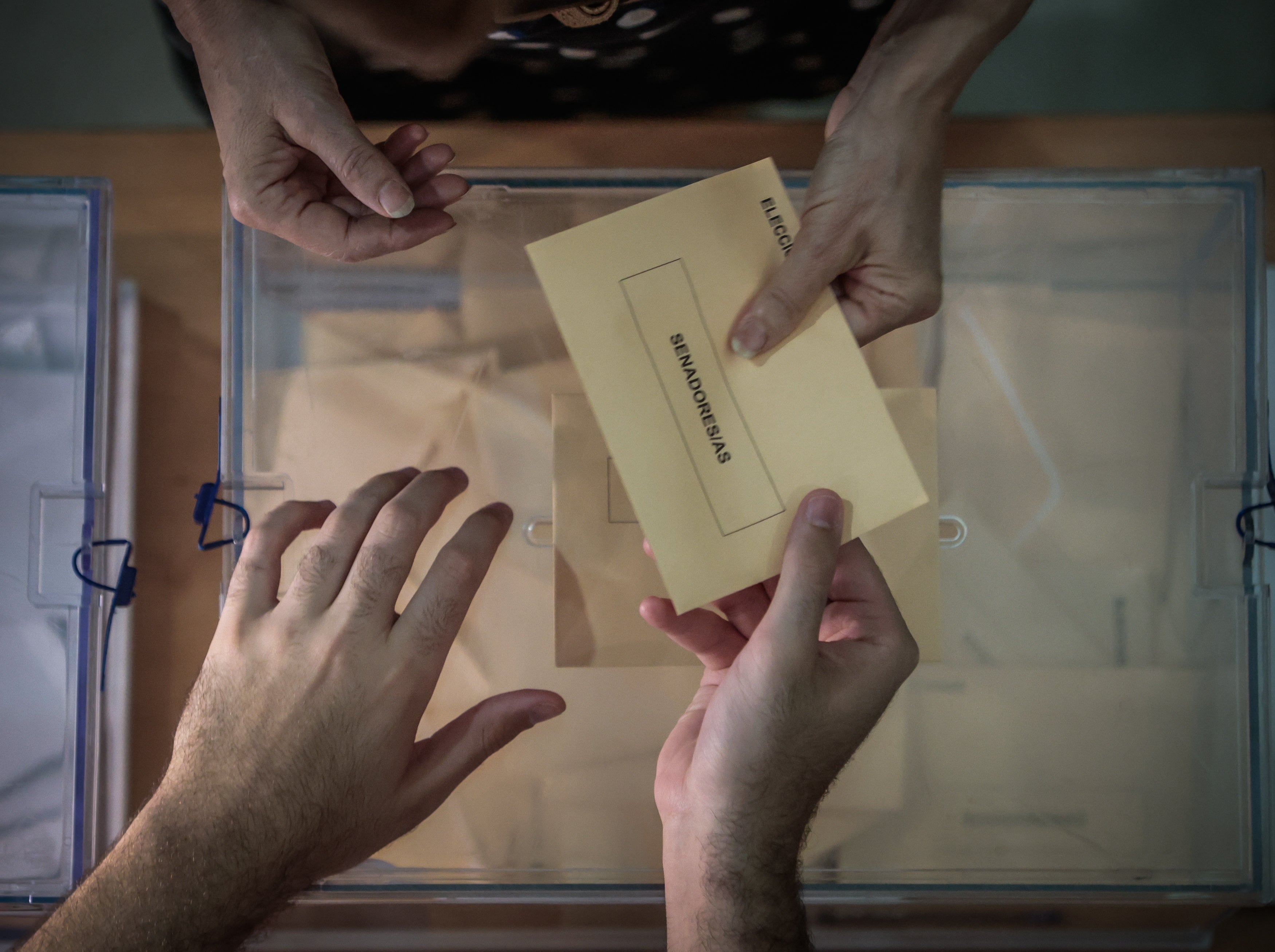 Las imágenes de los granadinos votando en sus colegios