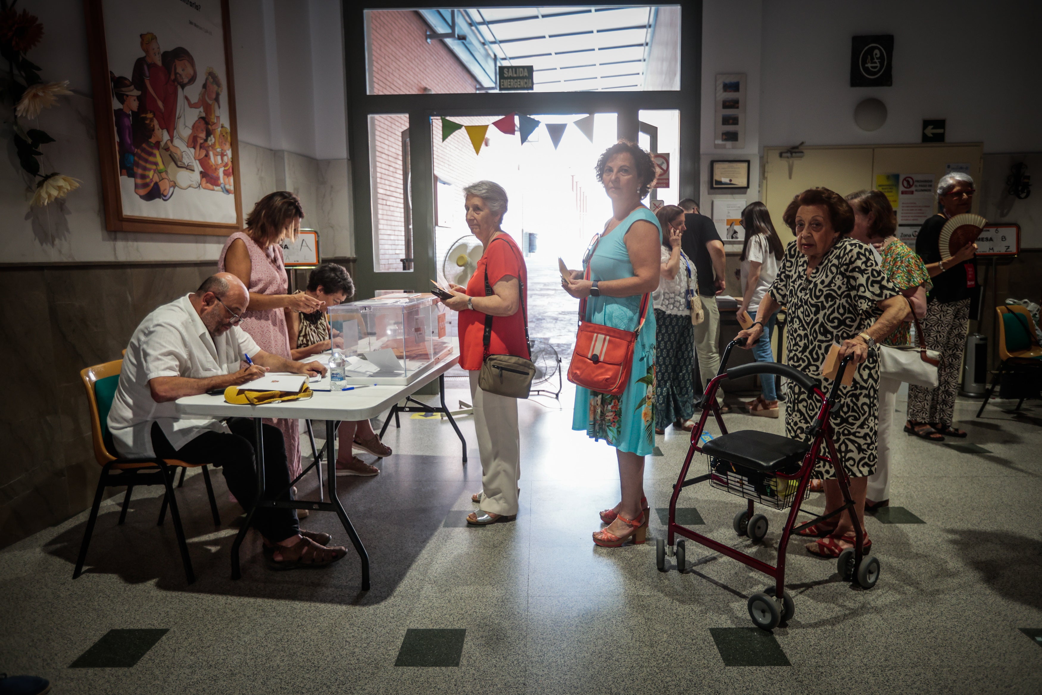 Las imágenes de los granadinos votando en sus colegios