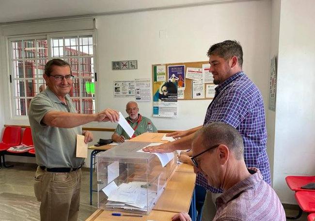 El secretario general del PSOE de Granada y candidato al Senado, Pepe Entrena, ha votado en Villanueva Mesía.