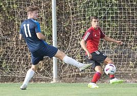 Alberto Soro sirve un centro contra el San Fernando.
