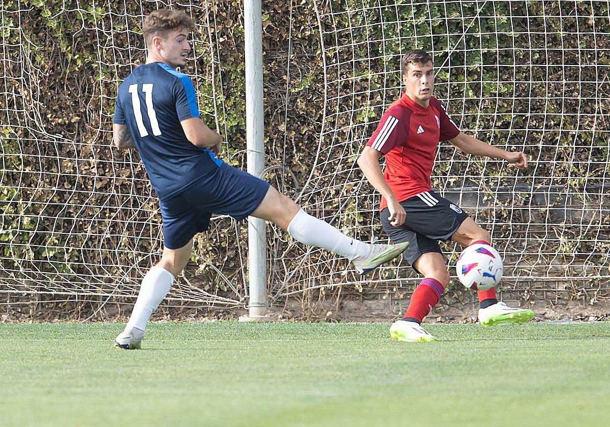 Alberto Soro sirve un centro contra el San Fernando.