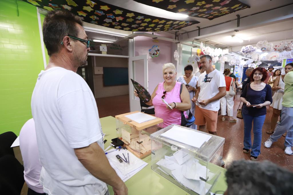 Votantes en Motril este 23 de julio.