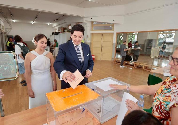 Pilar y Luis han votado después de celebrar durante toda la noche su boda.