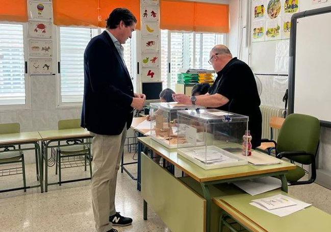 Pablo Hispan, candidato del PP al Congreso, ya ha ejercido su derecho al voto en Campotéjar.