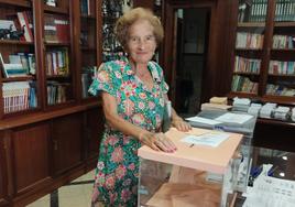 Paquita Pinillos, de100 años, deposita su voto en la urna, en el colegio La Asunción.