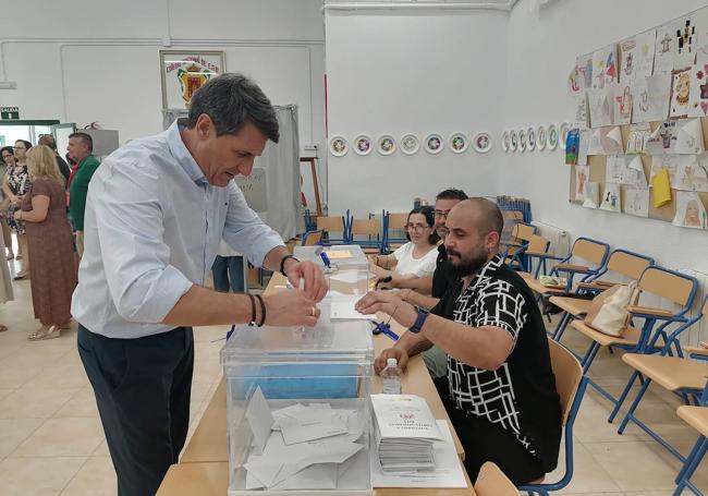 El socialista Pedro Fernández ha votado a las 11.15 en el Colegio Ciudad de Baza.