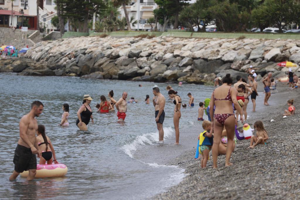 Las imágenes de las playas de Granada llenas el domingo electoral