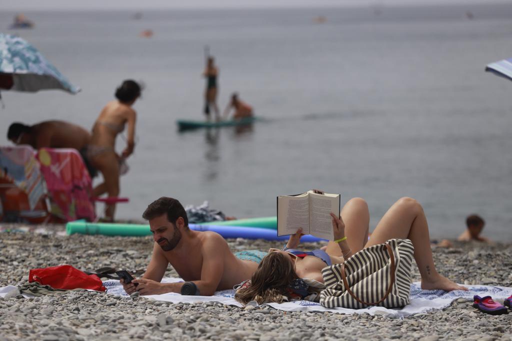 Las imágenes de las playas de Granada llenas el domingo electoral