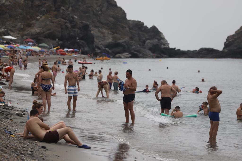 Las imágenes de las playas de Granada llenas el domingo electoral