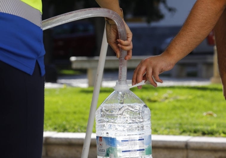 Reparto de agua en un pueblo andaluz ante las resctricciones por falta de precipitaciones.