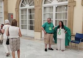 Representantes de Vox, con identificaciones diferentes, en la sede de la Diputación de Almería.