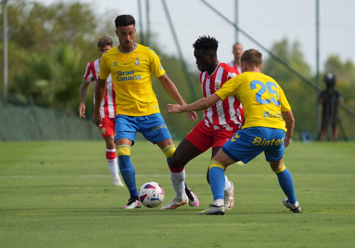 Marciano, que estuvo muy activo, cayó lesionado en el último segundo de la primera parte.