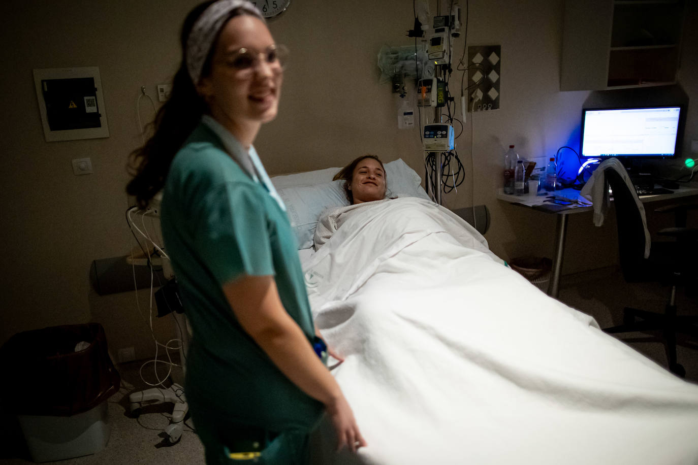 Imagen secundaria 1 - En la primera imagen, Pili y Jairo, de espaldas, observan a su Martina. En la segunda, Ana y su prima Noelia, matrona que la ayudará en el parto. En la última, una cesárea en el Clínico.
